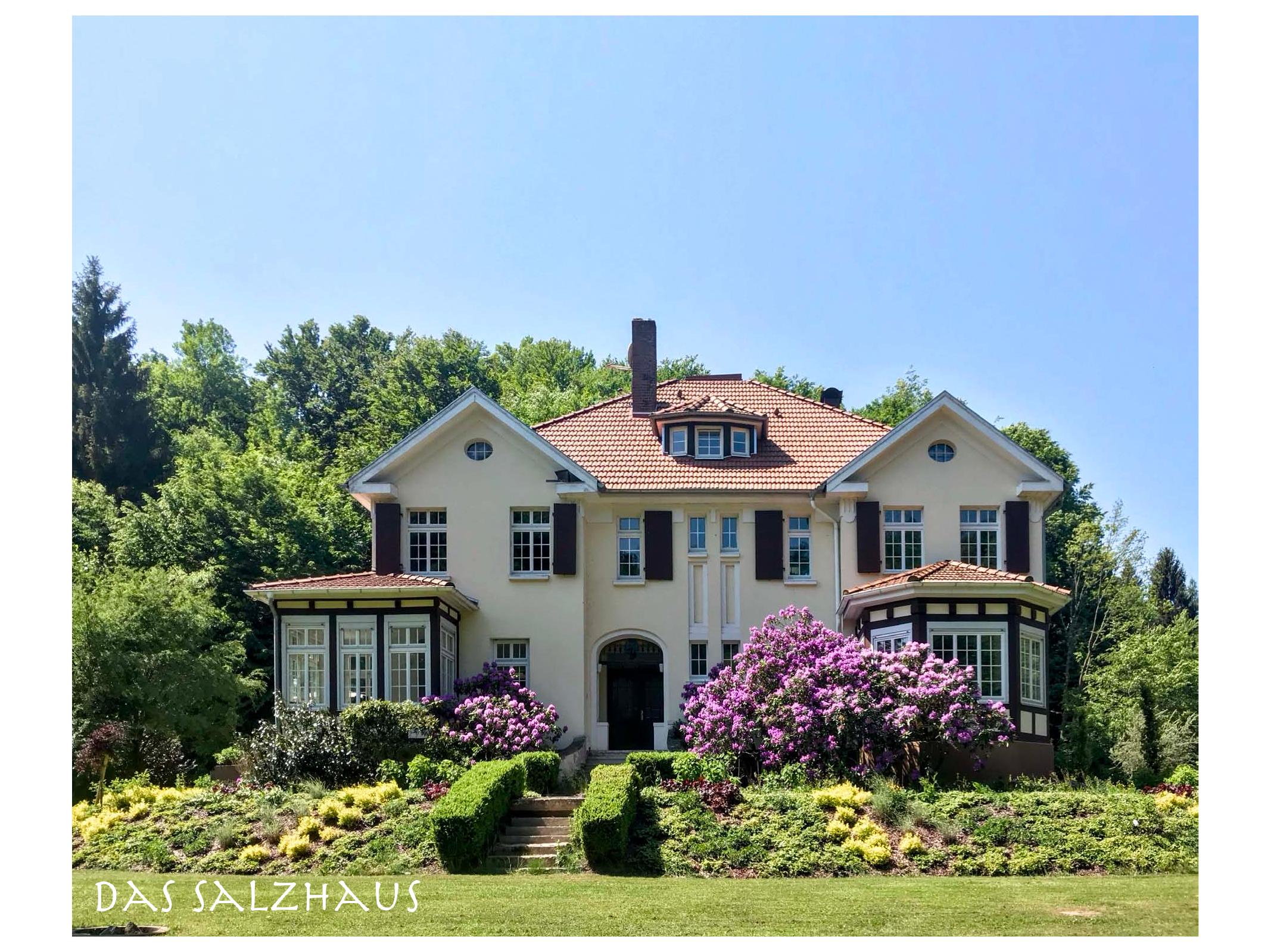 Das Salzhaus — Frontansicht im Sommer